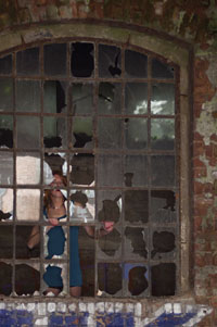 hinter Glas